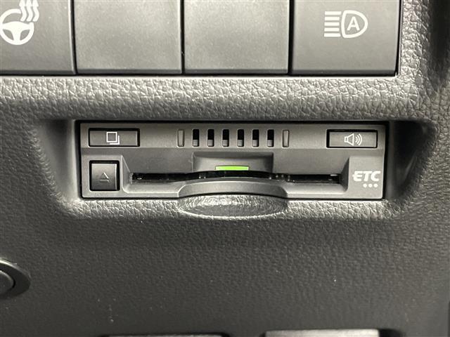 【ETC】有料道路を利用する際に料金所で停止することなく通過できる、ETC車載器（ノンストップ自動料金収受システム機器）が装備されています。セットアップを行うことで利用可能になります。
