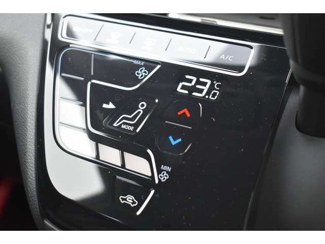タッチパネル式オートエアコンで温度を設定するだけで快適な車内環境を維持することができます。