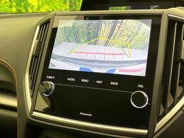 【バックカメラ】駐車時に後方がリアルタイム映像で確認できます。大型商業施設や立体駐車場での駐車時や、夜間のバック時に大活躍！運転スキルに関わらず、今や必須となった装備のひとつです！