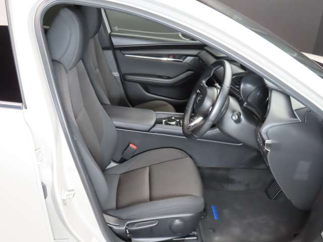 運転席のドアを開け、乗り込む際のイメージです。足元には純正フロアマットも敷かれています。
