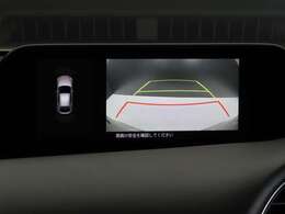バックカメラを装備しています。後方視界をカバーしますので、狭い駐車場や壁のある場所でもご安心ください。