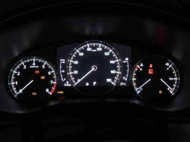 MAZDA3のメーター部です。華美な装飾を避け、必要な情報を瞬時に読み取れる様にデザイン・配置されています。