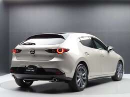【マツダ認定U-Car PREMIUM】弊社下取ワンオーナー車の、MAZDA3が入荷！走行距離僅か8千Kmと少なく、内外装共に非常に良好な状態です。プレミアムクリーニングと簡易ボディコーティングも施工した自慢の1台です！