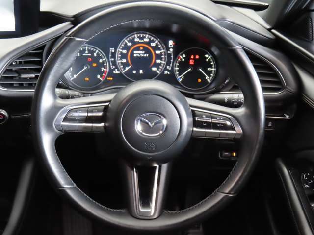 運転席にお座りになった際のイメージです。視界やシートの座り心地にポジション、各装備へのアクセスのしやすさ等、実際に触れてお確かめください。