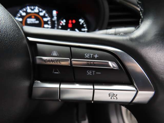 前車追従機能付きのレーダークルーズを備えています。自動で車間距離を調整してくれますので、アクセル操作の疲労軽減に繋がります。特に長距離を帰省される方にはお奨めですよ。