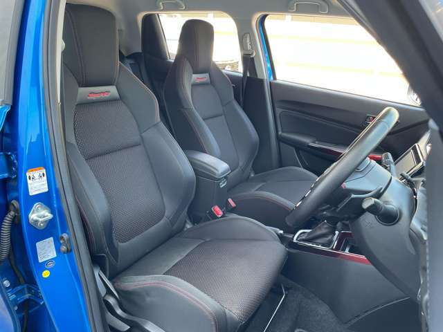 ◆【運転席】座り心地が良いシートなので長時間の運転でも快適にお過ごしいただけます。新品のフロアマットのご注文も可能です。