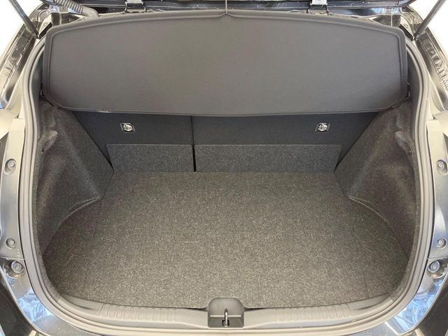 積み下ろしのしやすいデッキにはたっぷりと荷物を積み込んでいただけます。遊びから仕事まで、様々なシーンで頼れます♪