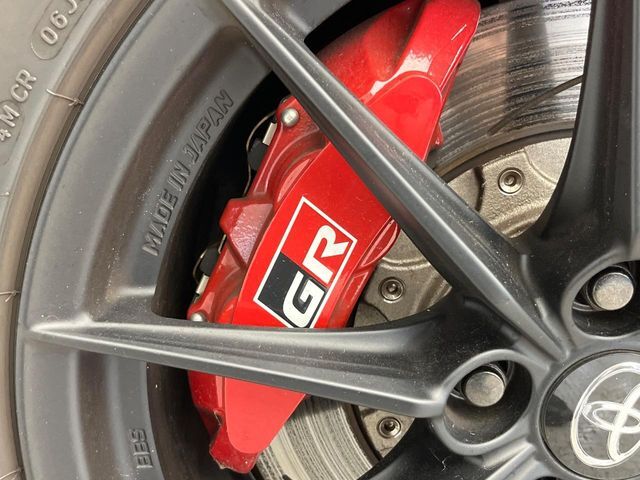 【GR製キャリパー】ハイパワー車両には強力なブレーキが必須！色鮮やかなキャリパーがスポーティな印象を引き立てます♪