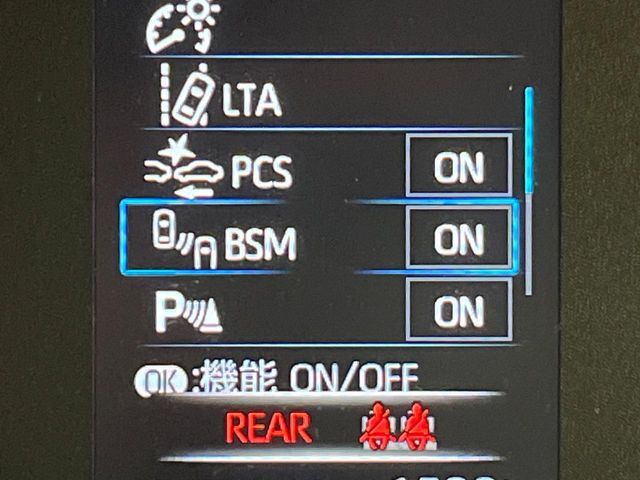 【ブラインドスポットモニター】走行中、ドアミラーの死角になりやすい箇所に後続車が接近するとサイドミラーのレンズに警告を表示！ドライバーに注意喚起をしてくれます。