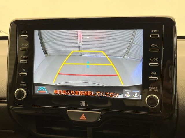 【バックカメラ】駐車時に後方がリアルタイム映像で確認できます。大型商業施設や立体駐車場での駐車時や、夜間のバック時に大活躍！運転スキルに関わらず、今や必須となった装備のひとつです！