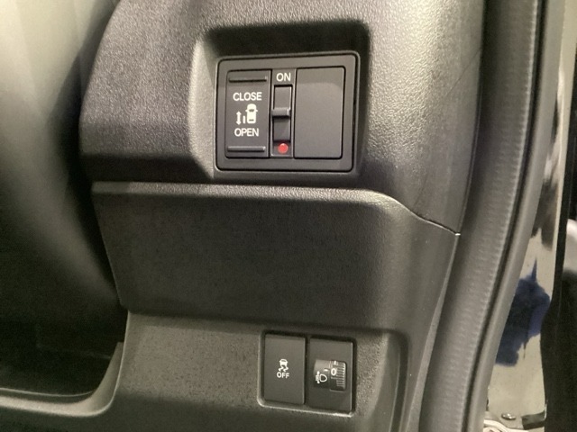 左側電動スライドドアは運転席から操作ができるよう、操作スイッチが付いています。その下にはヘットライトリベライザーのスイッチがついています。道路状況や積荷の加重に応じてライトの高さを調節できます。