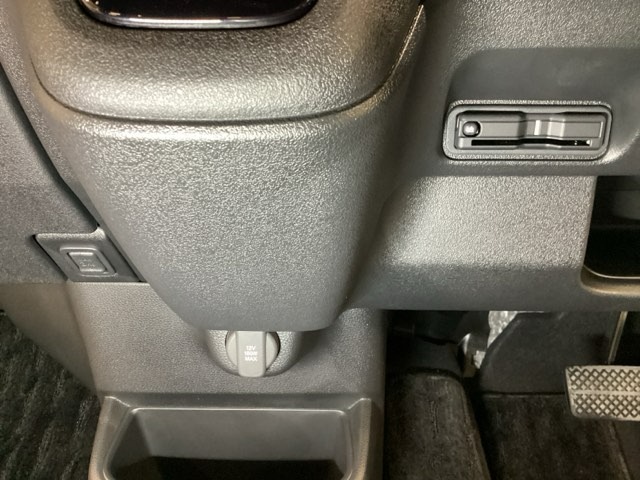 ハンドルの左下にETCがついています。高速道路の料金所の通過も楽々です。　カードの取り出しもしやすい場所についています。