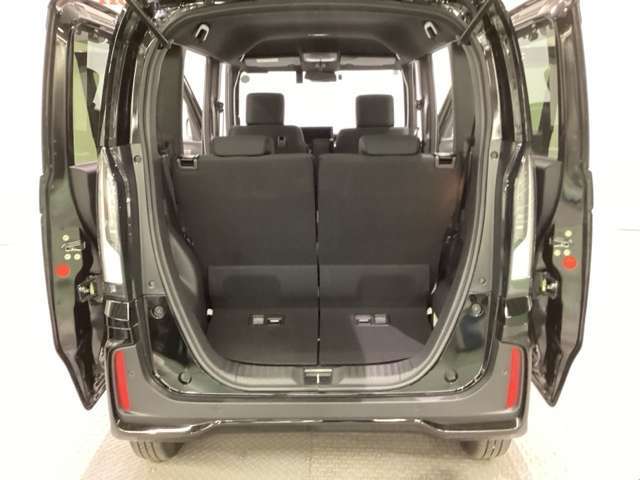開口部も広く荷物の積み下ろしもしやすいお車となっております。シートの背もたれは5：5の割合で背もたれを可倒でき、前後のシートスライドもできるので荷室をひろげることができます。