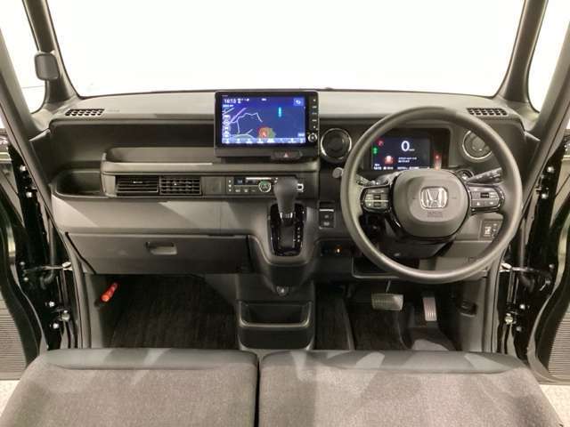 車内は光触媒抗菌消臭施工済です。スタイリッシュなデザインでスポーティなインパネ周りを演出します。グローブボックスやカップホルダーのほかにトレーなどたくさんの収納スペースが付いています。