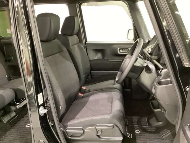女性でも運転がしやすいように、シートの高さ調整機能（シートリフター）がついています。運転席と助手席の間が空いている為、助手席側への移動がスムーズです。交通量の多い道でも助手席側から乗り降りができます。