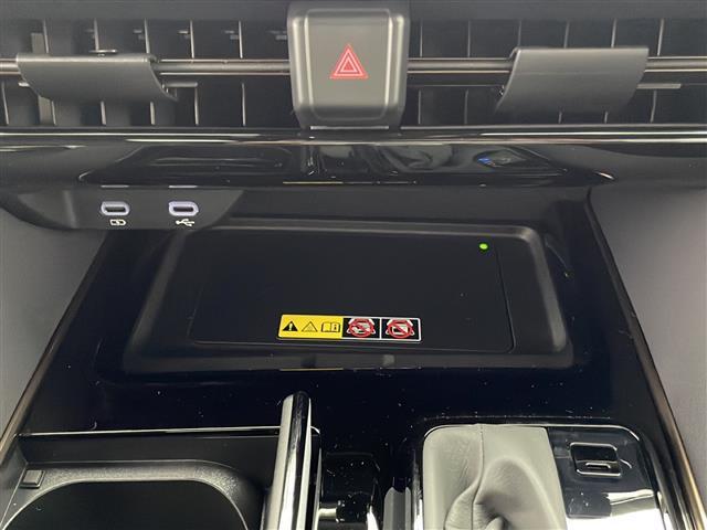 【置くだけ充電】ポンッとスマホを置くだけでワイヤレス充電が可能です！手軽なので車での充電が驚くほど便利になります！！※対応機種により異なります。