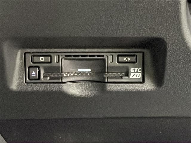 【ETC2.0（DSRC/ITSスポット）】ETCカードを挿入すれば料金所はノンストップで通過できます。ETC限定の割引や、高速道路の情報提供サービスを利用できます。