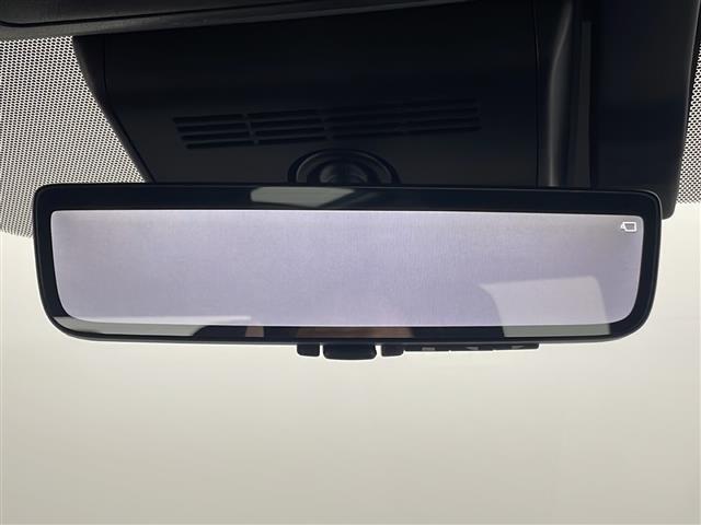 【デジタルインナーミラー】車両後方カメラの映像をルームミラーに映すことが出来ます。 そのため、後席に人や荷物があって後方が見えづらい場合でもしっかり視界を確保することが出来ます。