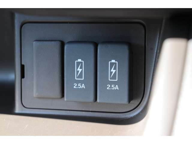 2口のUSB給電ソケットがあるので、運転席・助手席の方お二人ともモバイル端末などの充電ができます。