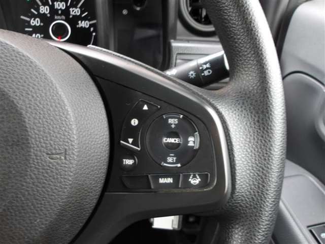 ステアリングスイッチ付き。前方から目を離すことなく操作することが可能です。