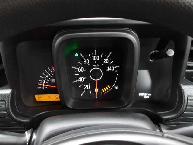 とっても見やすいメーターです。夜間時はラグジュアリーな気分にさせてくれる照明が魅力ですので、夜のドライブも楽しみになりますよ♪