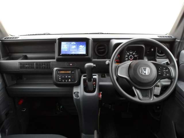 スタイリッシュなデザインのインパネ。各操作スイッチは使いやすい位置に配置されてます。