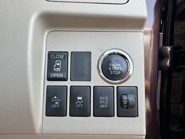 運転席から助手席側のスライドドアの開閉をスイッチ一つで操作できるパワースライドドア