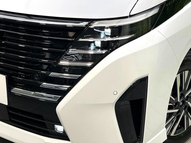 【LEDヘッドライト】悪天候や夜間走行時も良好な視界を確保し安心して運転できる高輝度LEDヘッドライトを装備！点灯速度が早く、消費電力も抑えられています。