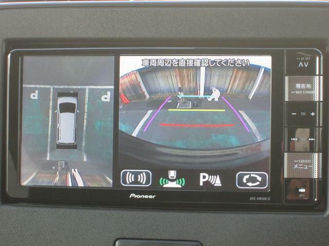 全方位カメラ【俯瞰＋車両後方】　前後左右4つのカメラで車の周囲を映し出して、安全運転・車庫入れをサポートします。スイッチ操作により映し出す画像を切り替えられます。