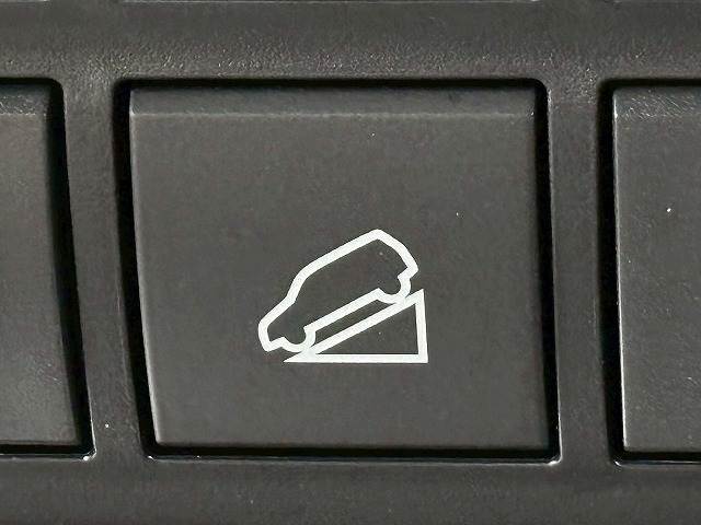 DAC（Downhill Assist Control）と略されることが多いブレーキ自動制御装置になります。 専用スイッチを押すことで、急な坂道を下りるときに自動的にブレーキ制御をしながら約5km/hといった一定の低速度を保ちます。