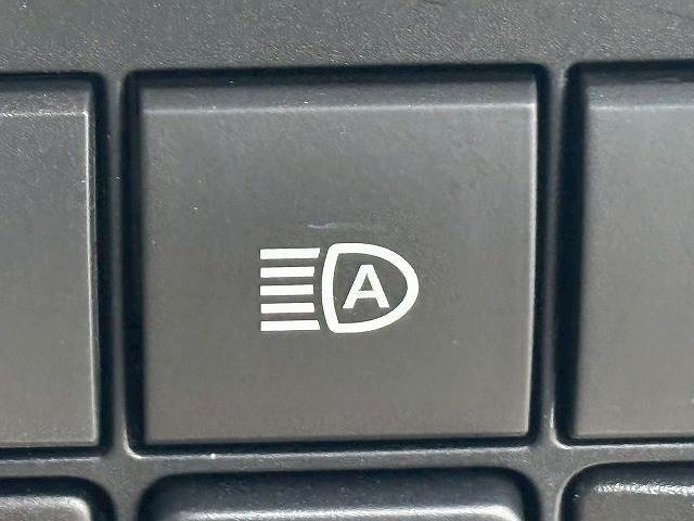 【オートハイビーム】夜間走行時、ハイビームとロービームを自動で切り替えます。