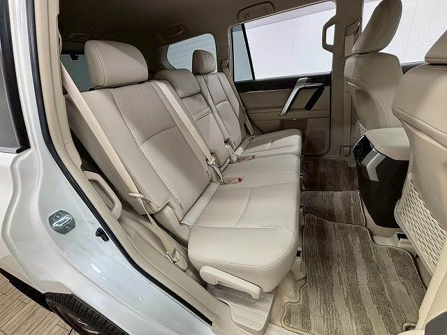 セカンドシートは大人二人が乗っても十分なスペースが確保されております。