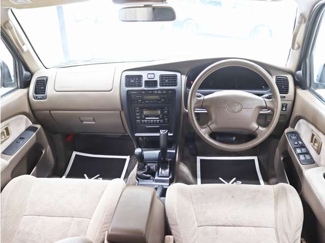 運転席廻りにも汚れやシミ等は無くとても綺麗な状態でお客様をお迎え致します。ご納車の前にも再度クリーニングを施工させて頂きます。