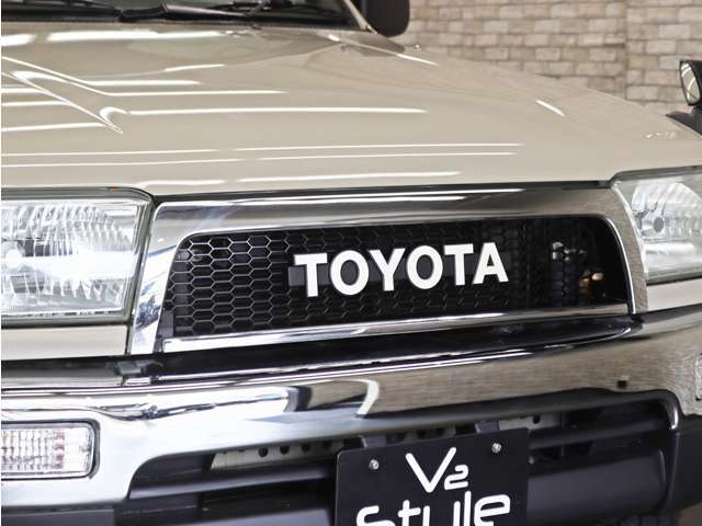 クラシックなTOYOTAグリルをインストール致しました。