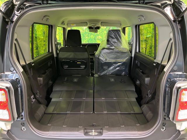 積み下ろしのしやすいデッキにはたっぷりと荷物を積み込んでいただけます。遊びから仕事まで、様々なシーンで頼れます♪