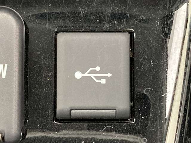 こちらのクルマはUSB接続コネクタも装備されています♪スマホの充電などにお使い下さい。ご旅行中での充電切れも、これなら心配いりませんね！