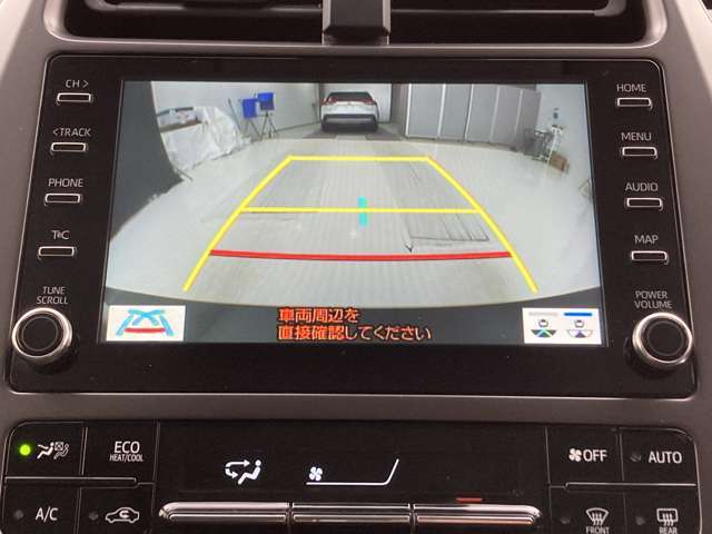こちらのバックカメラは画面にラインが表示されておりますので、バック時のクルマの進行方向の目安になります。より高いレベルで車庫入れをサポートする、便利な機能ですね。