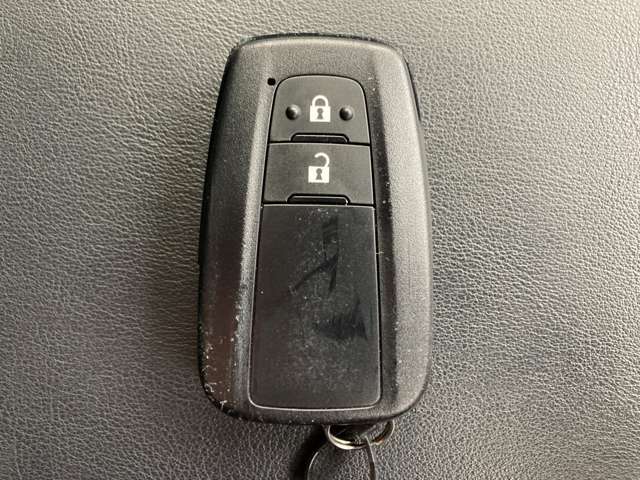 今のクルマには当然のように付いていますが、やっぱりあると便利なスマートキー。ボタン一つでクルマの鍵の開閉が可能です。