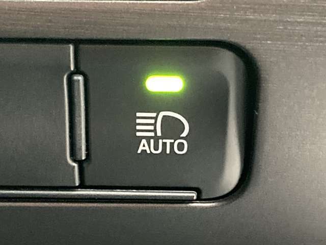 対向車がいないとき、見通しの悪い道路は暗くて怖いですよね。。。こちらのクルマはオートマチックハイビーム搭載です！対向車の有無で自動でハイ・ロウビームに切り替えます。