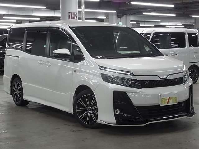 雨が降ってもゆったりと車選びができる全天候型立体展示場！エスカレーター完備！