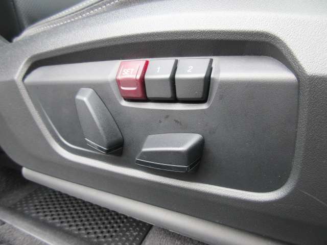 運転席メモリー付きフロント電動シート装備。
