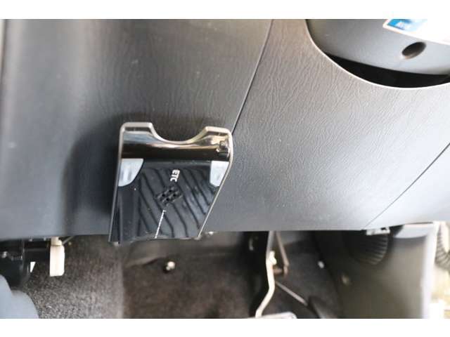 今は装着されていない方がレアなETCも取り付け済み。ジムニーは全車ターボエンジンなので高速道路でも快適に走れちゃうんです。