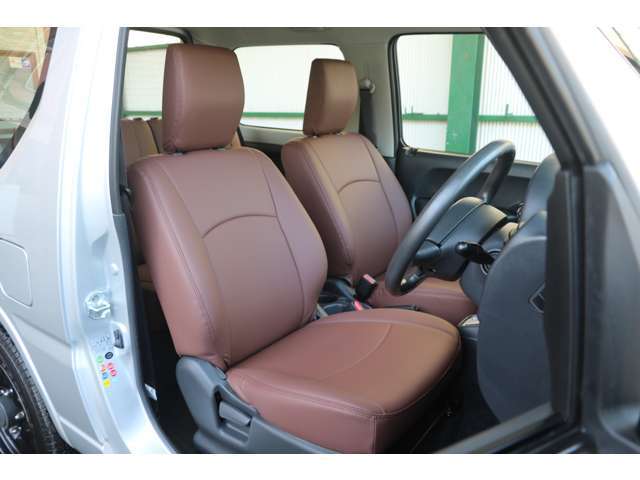 シートカバーをつける前でもシートに痛み等はありませんでした。運転席は一番体に接しますし、新品のシートカバーは見た目にも満足度が高まると思います。