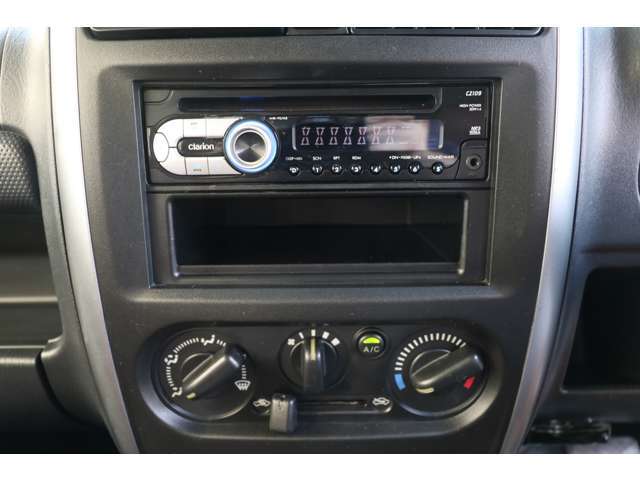 オーディオはクラリオンのCDデッキです。ご希望であれば納車までにナビゲーションやディスプレイオーディオを取り付けることも可能です。