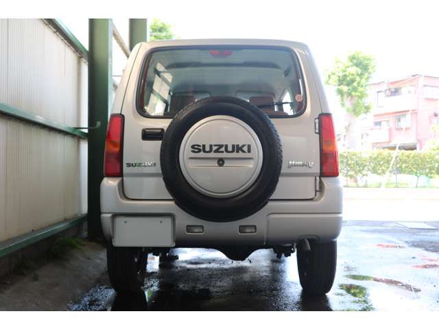 中古車で流通しているJB23型のジムニーは、〇〇ベンチャーが多いことに気づかれるかと思います。今から乗るのならば街中で同じ車とすれ違うことが少ない通常グレードのほうが良いと思います。