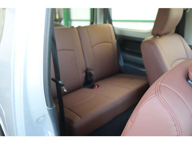 レザー調のシートカバーは新品取り付けしています。リヤシートは広いとは言えませんが、クッションはしっかりしておりいい雰囲気です。