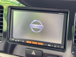 【純正ナビ】人気の純正ナビを装備しております。ナビの使いやすさはもちろん、オーディオ機能も充実！キャンプや旅行はもちろん、通勤や買い物など普段のドライブも楽しくなるはず♪