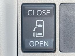 【パワースライドドア】スマートキーや運転席のスイッチでスライドドアの開閉が可能♪電動だから力を入れてドアを開ける必要が無く、小さいお子様でも、重い荷物を持っている時もラクに開け閉めできます♪