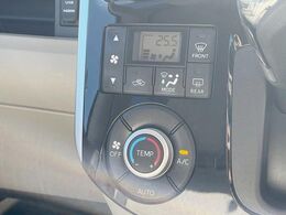 【オートエアコン】一度お好みの温度に設定すれば、車内の温度を検知し風量や温度を自動で調整。暑い…寒い…と何度もスイッチ操作をする必要はありません。快適な車内空間には必須の機能ですね♪