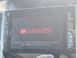 【純正ナビ】人気の純正ナビを装備しております。ナビの使いやすさはもちろん、オーディオ機能も充実！キャンプや旅行はもちろん、通勤や買い物など普段のドライブも楽しくなるはず♪